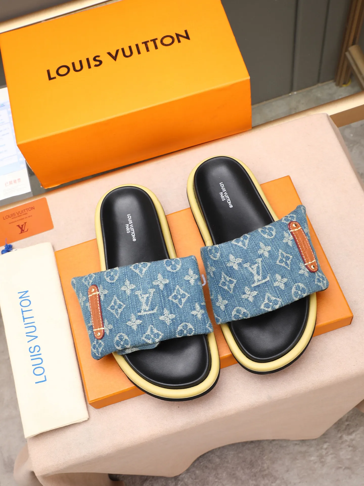 PP360 [LOUIS VUITTON] Louis Vuitton, LV printing, men's and women's slippers are on the market. The drawer box packaging comes with a cloth bag and a card. The upper pattern looks very soft and waxy, and it is a super versatile leg slimming tool. Fabric: imported denim/canvas/old fabric, LV hardware LOGO, official website pattern printing, comfortable to wear, feet: high-elastic PU water table. Sole: foam sole, heel height: about 5cm. Code number: 35-46, 35, 45, 46 are custom-made and non-returnable. Color: multiple colors and styles available.